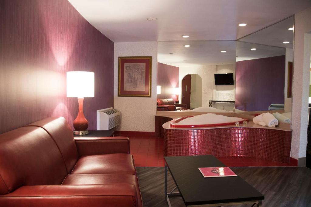 Hot Tub (Jacuzzi) - Photo 11