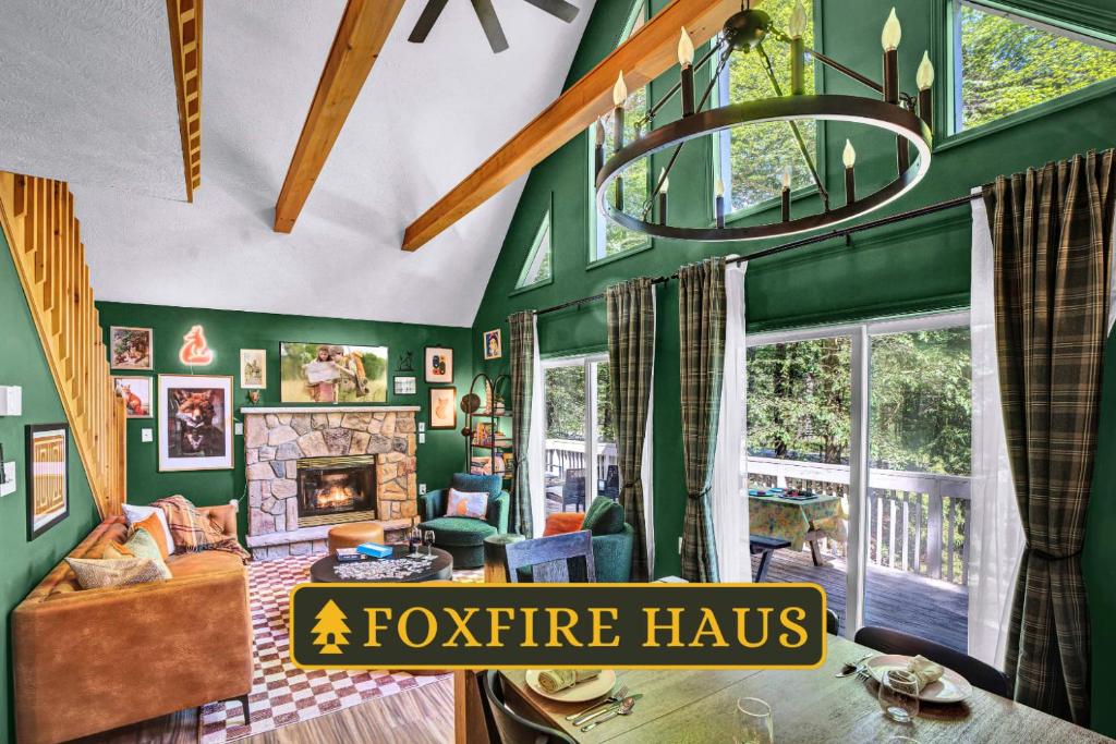 New Foxfire Haus - Modern - Hot tub Pet-friendly