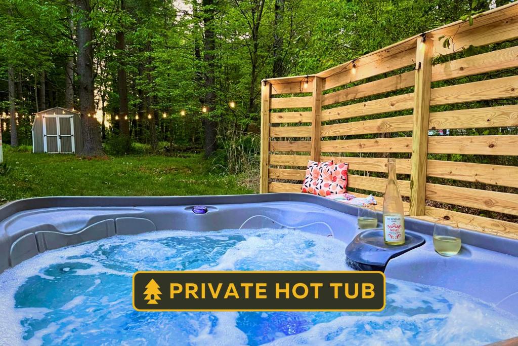 New Foxfire Haus - Modern - Hot tub Pet-friendly