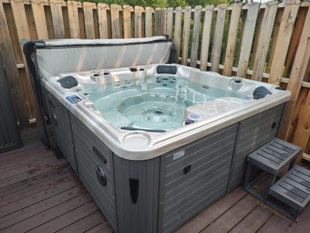 Hot Tub (Jacuzzi) - Photo 3
