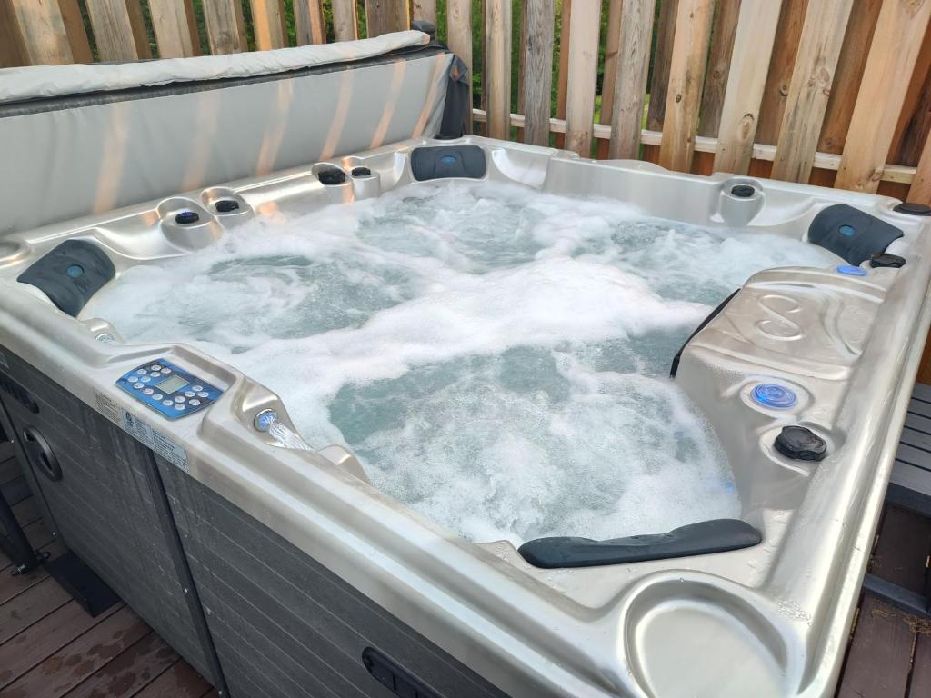 Hot Tub (Jacuzzi) - Photo 2