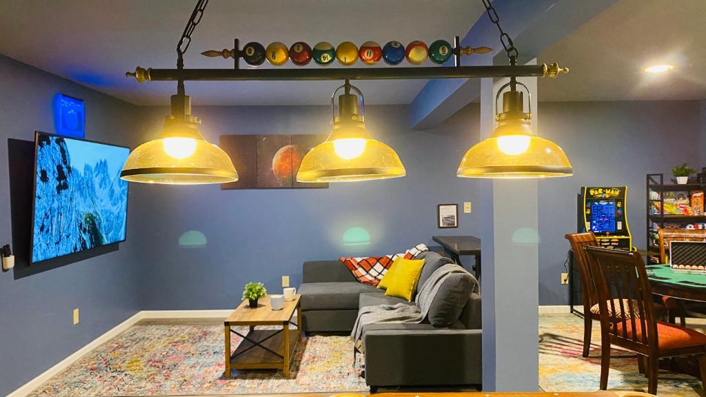 Family retreat, 15 min to Camelback Ski, Hot tub, Game Room