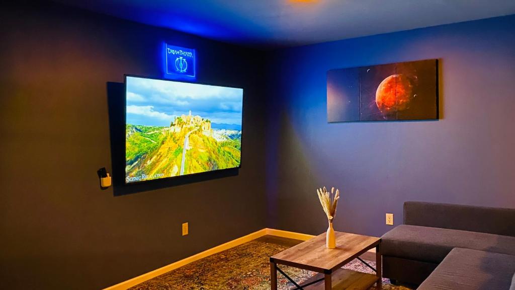 Family retreat, 15 min to Camelback Ski, Hot tub, Game Room - Image 8