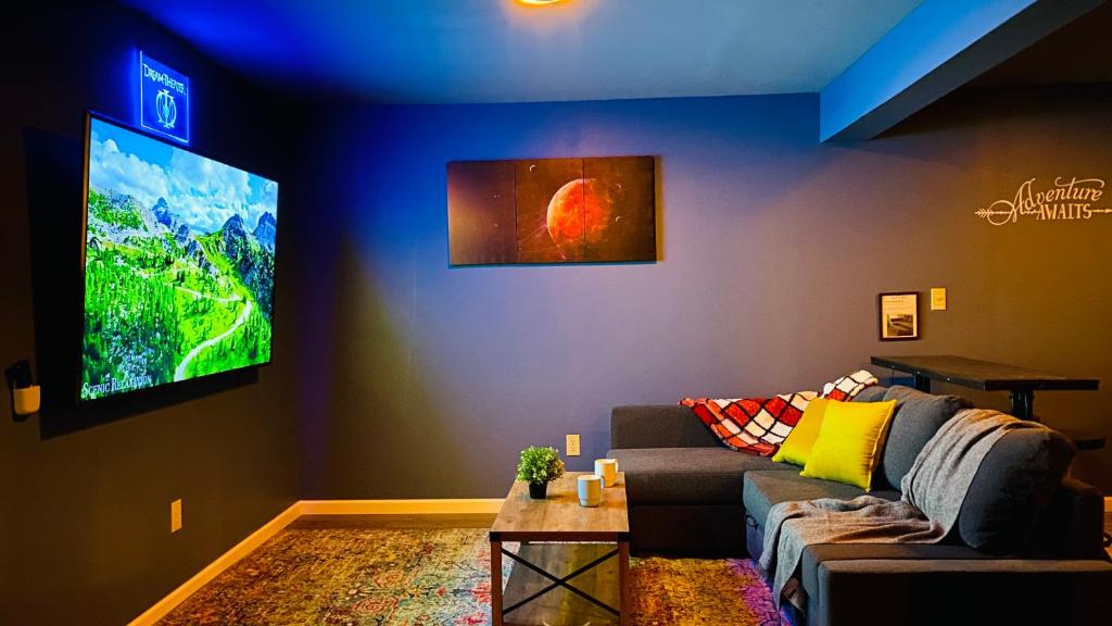 Family retreat, 15 min to Camelback Ski, Hot tub, Game Room - Image 6