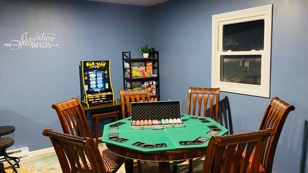Family retreat, 15 min to Camelback Ski, Hot tub, Game Room - Image 4