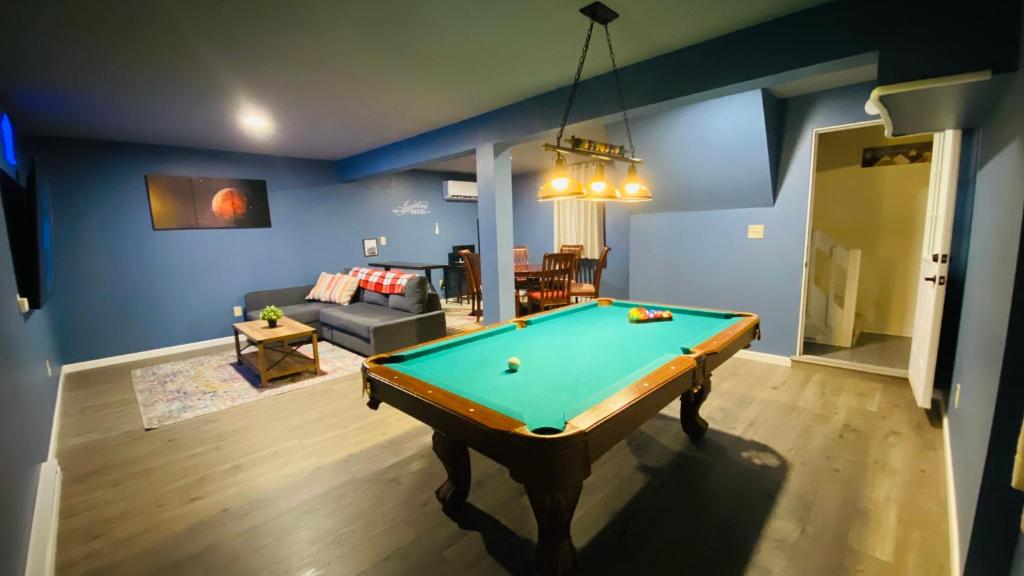 Family retreat, 15 min to Camelback Ski, Hot tub, Game Room - Image 7