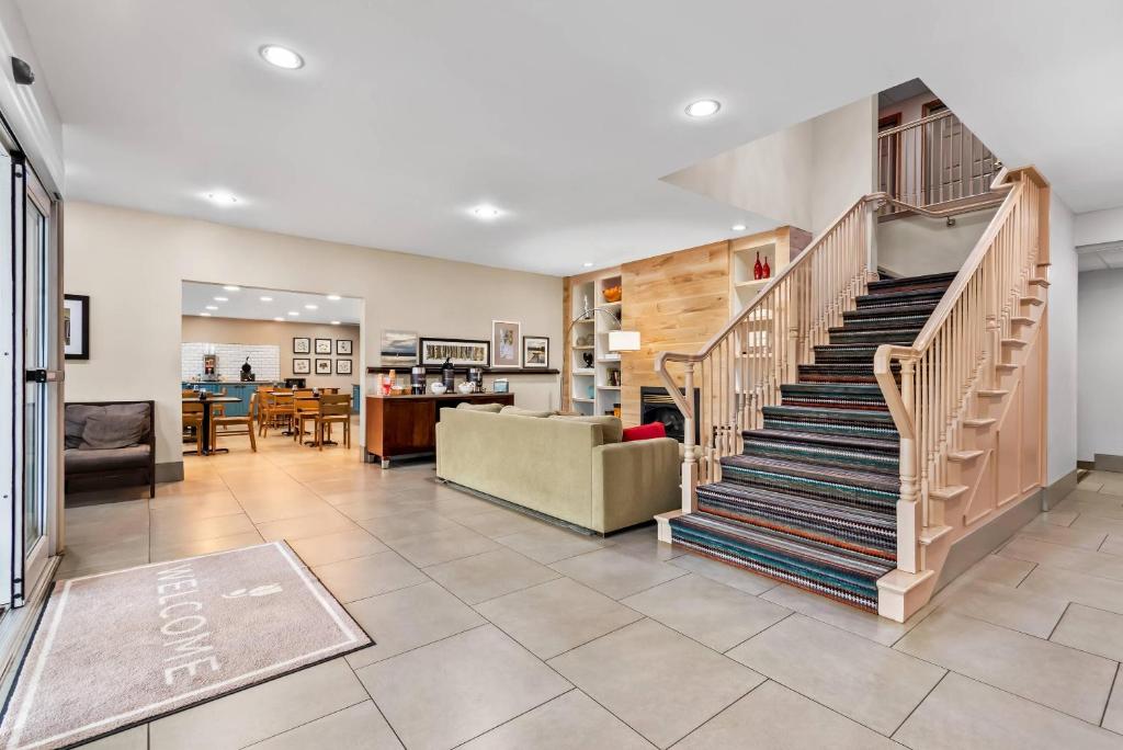 Country Inn & Suites by Radisson, Chambersburg, PA - Image 4