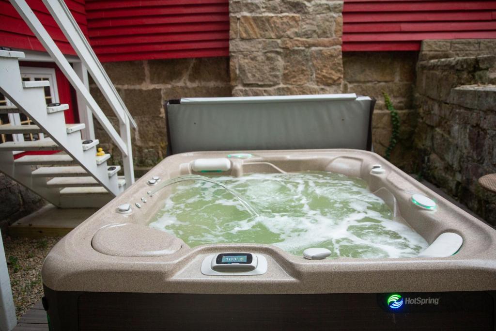 Hot Tub (Jacuzzi) - Photo 3