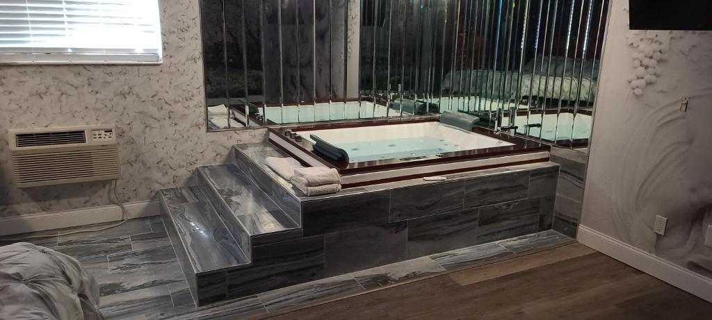 Hot Tub (Jacuzzi) - Photo 6