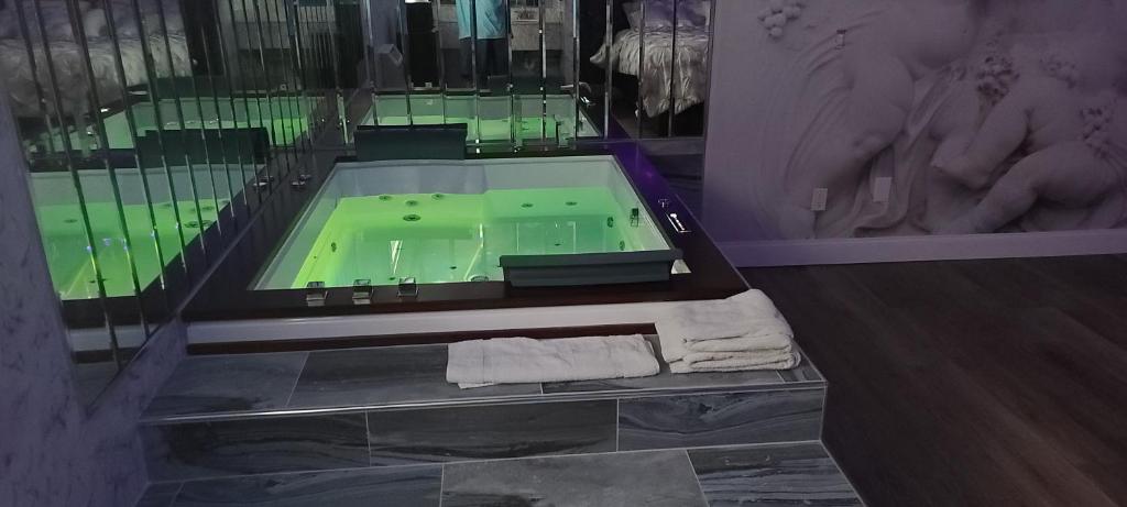 Hot Tub (Jacuzzi) - Photo 4