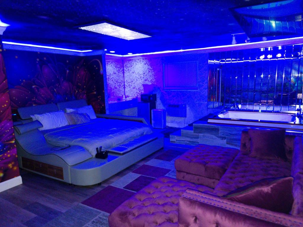 Hot Tub (Jacuzzi) - Photo 3