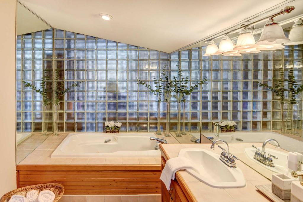 Beautiful Portsmouth Cottage By the Sea with Jacuzzi - Image 8