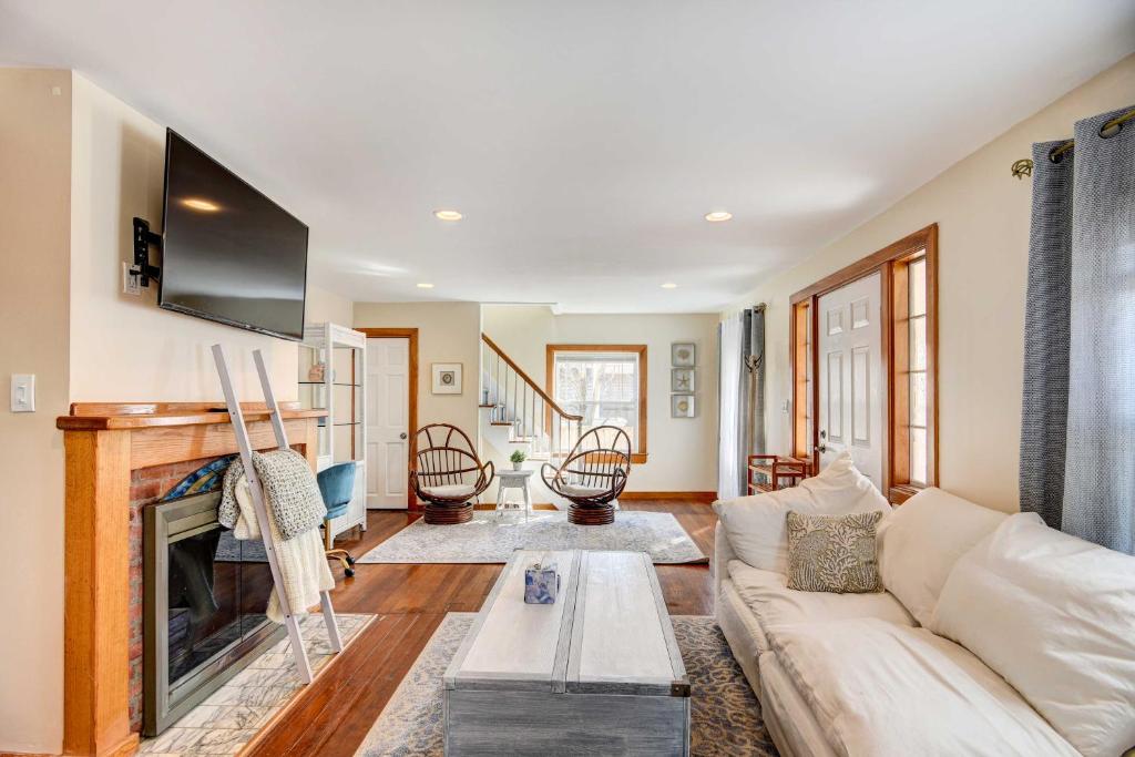 Beautiful Portsmouth Cottage By the Sea with Jacuzzi