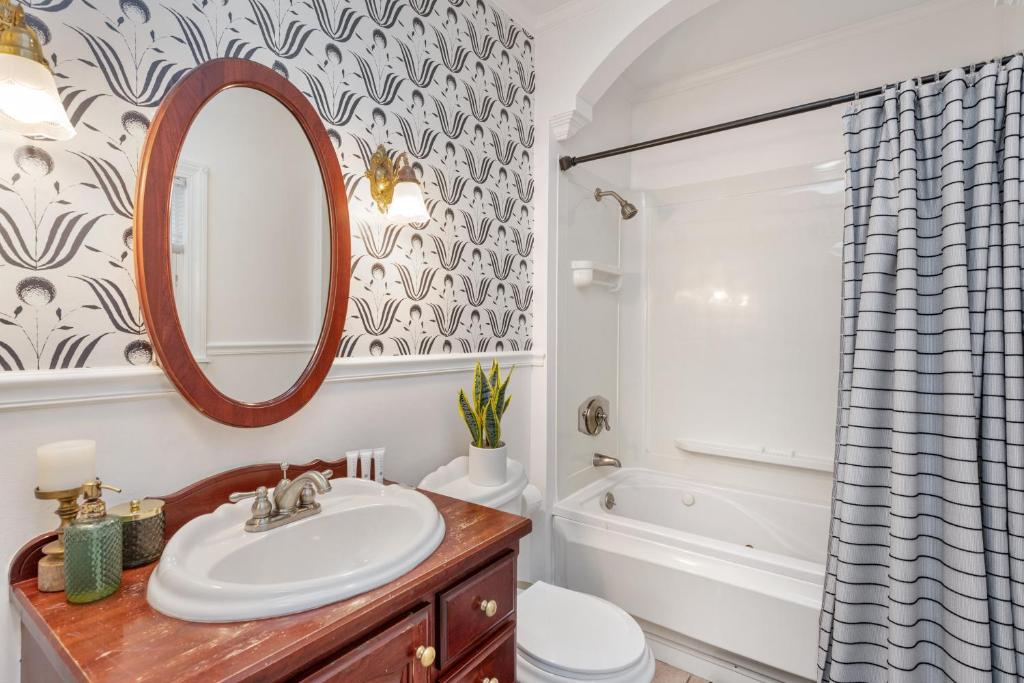 The Front Porch Vacation Rentals - Image 8