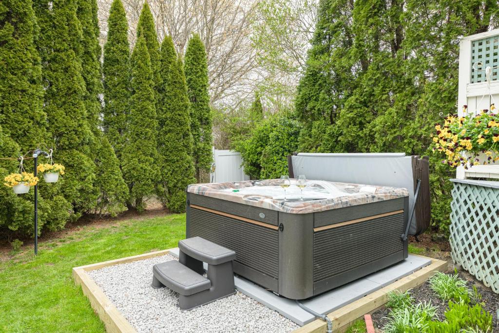 Hot Tub (Jacuzzi) - Photo 2