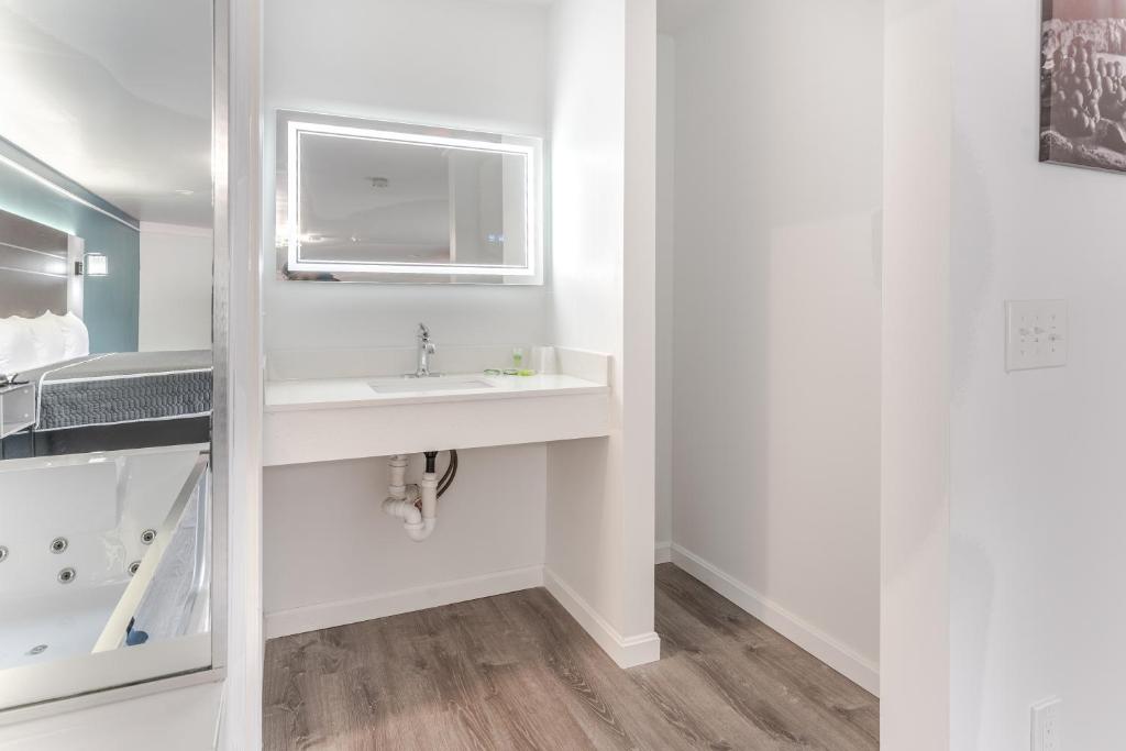 Hot Tub (Jacuzzi) - Photo 7