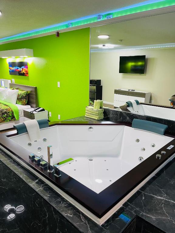 Hot Tub (Jacuzzi) - Photo 4