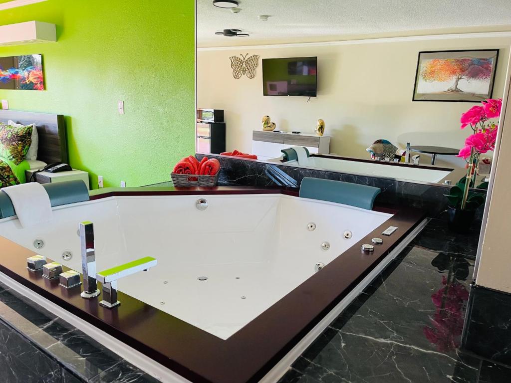 Hot Tub (Jacuzzi) - Photo 9