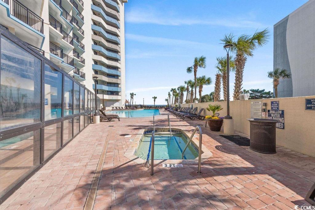 Hot Tub (Jacuzzi) - Photo 2