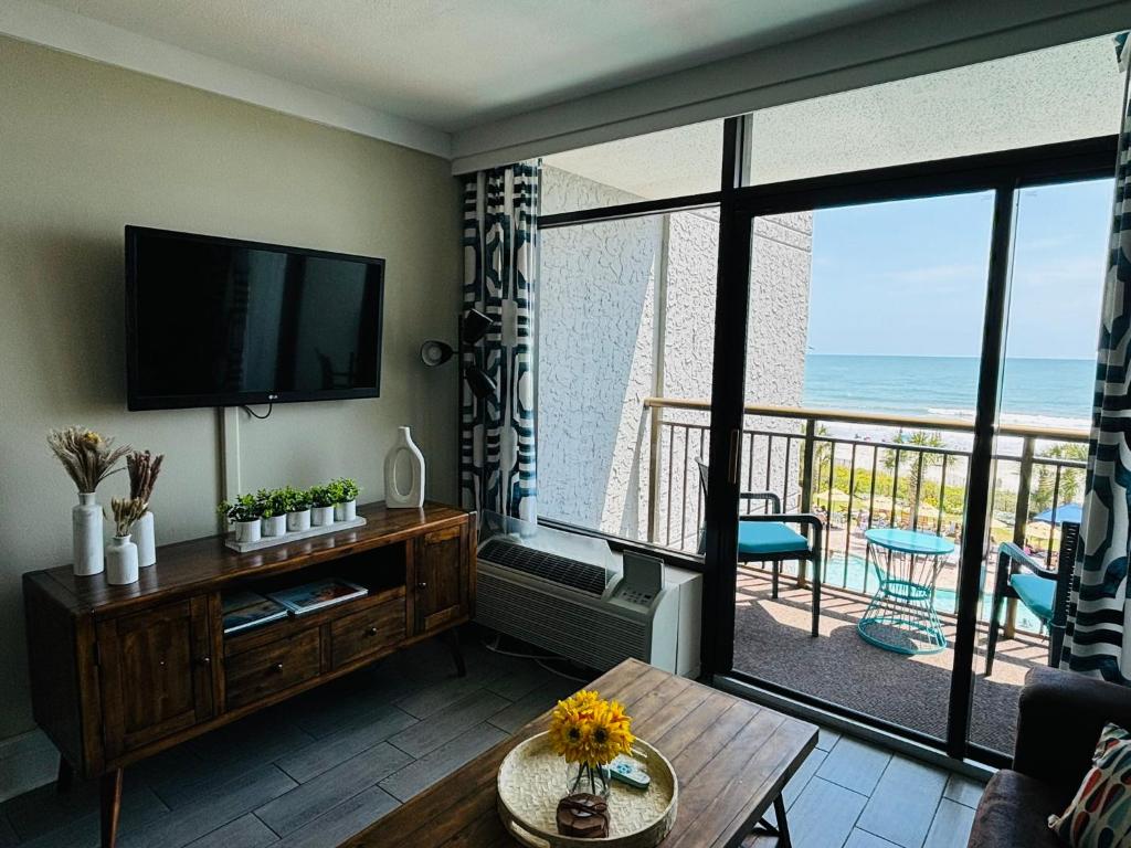 Beach Daze Oceanfront Great Location - Image 7