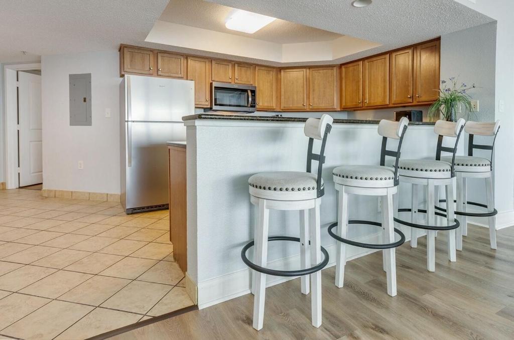 Glass Bottom - Image 5