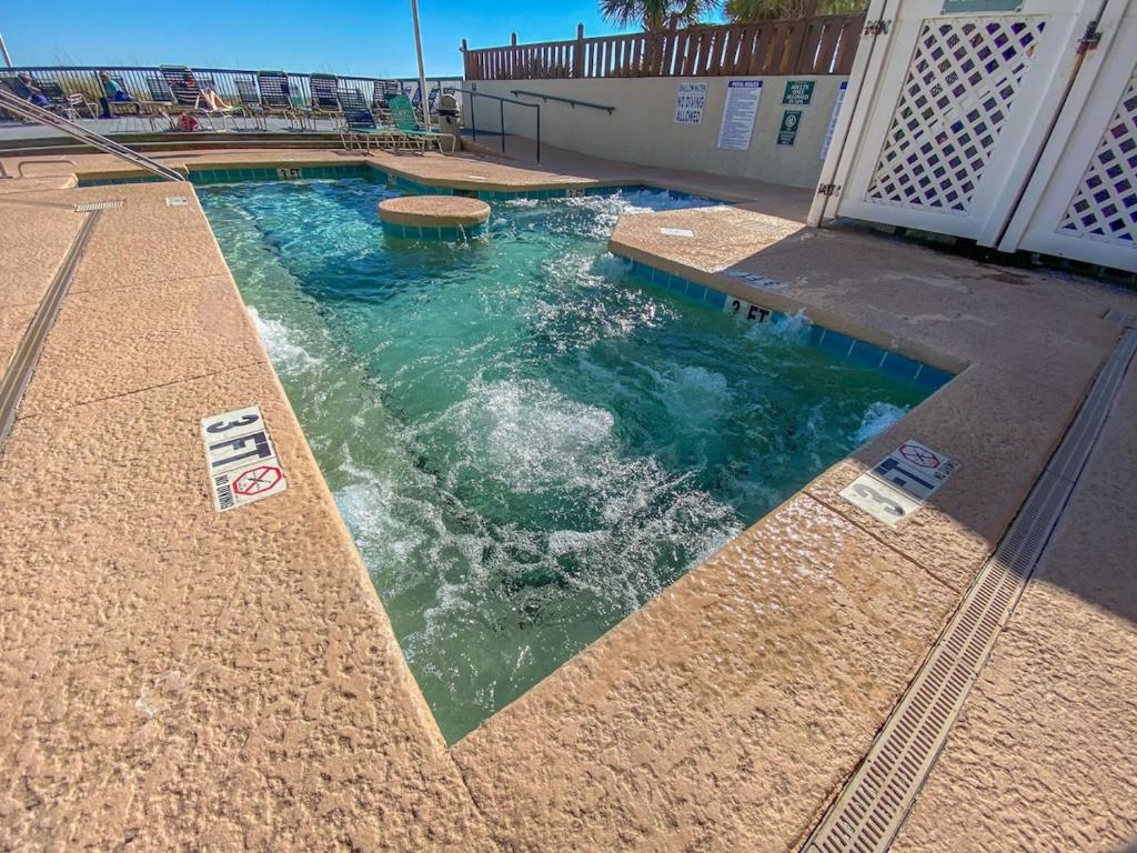 Hot Tub (Jacuzzi) - Photo 2