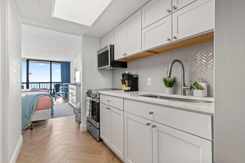 New OceanFront Studio Condo In Resort w/ Pools & Hot tubs - Image 5