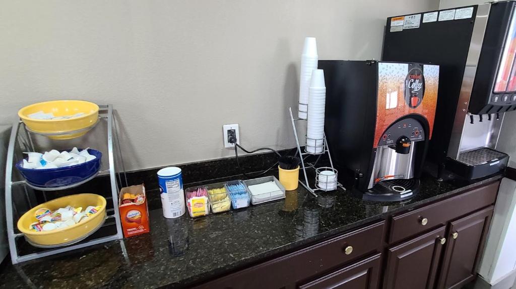 Red Roof Inn & Suites Duncan - Image 4