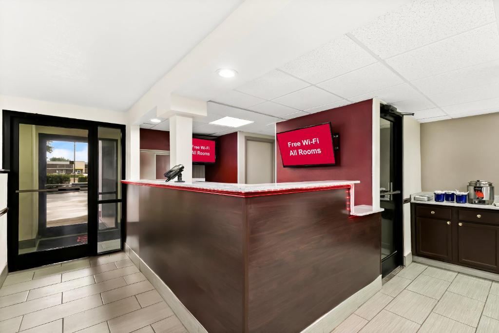 Red Roof Inn & Suites Duncan - Image 7