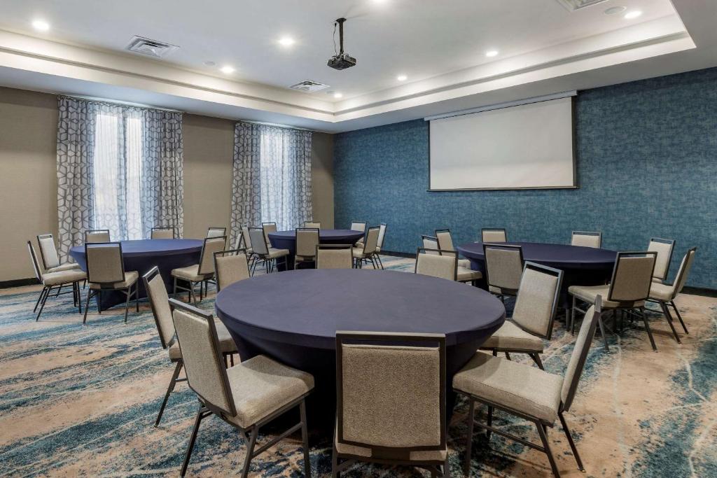 Comfort Suites Greenville Airport - Image 8