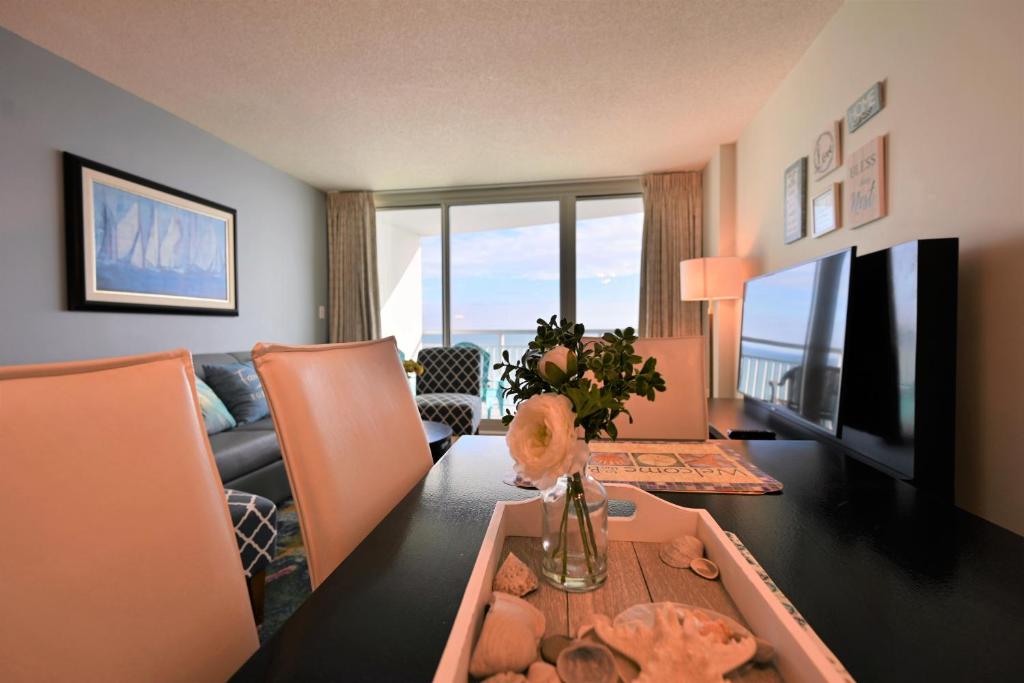 Luxury 2 bedroom 2 bathroom Ocean Front Condo on the 12th floor for 8 - Image 6