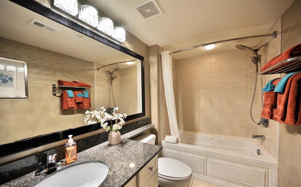 Luxury 2 bedroom 2 bathroom Ocean Front Condo on the 12th floor for 8