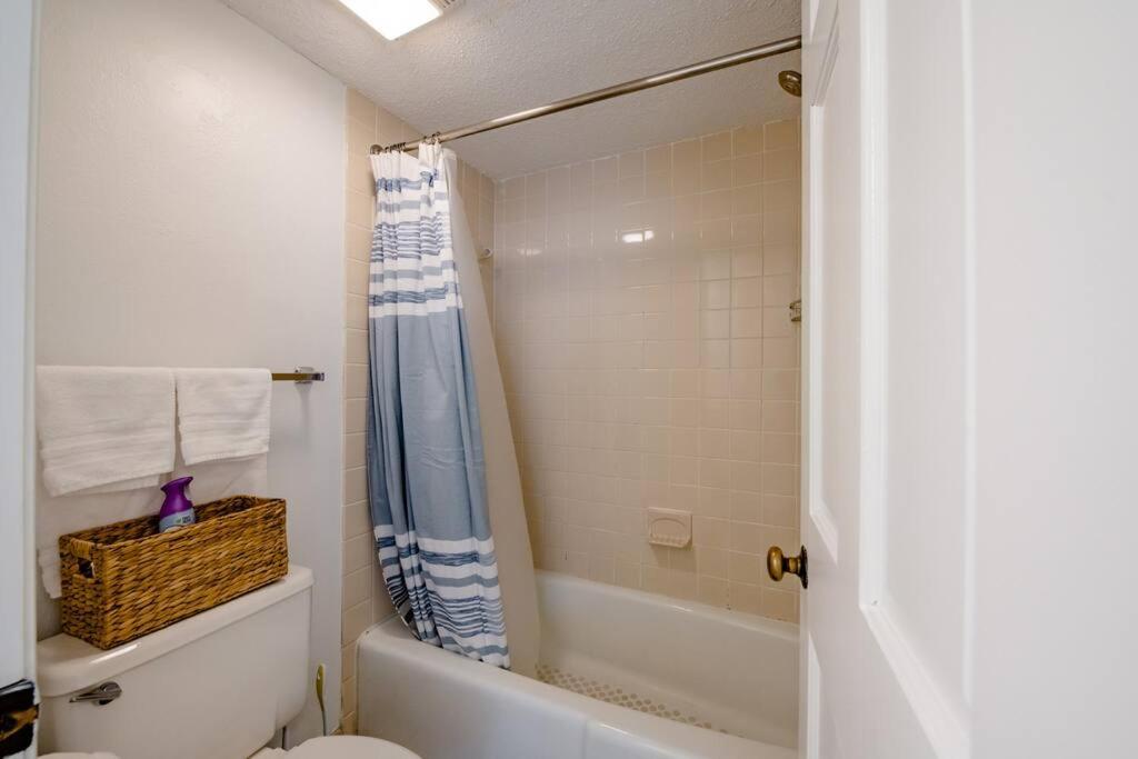 Royal Retreat-Amazing view-King bed-1 bedroom-Full kitchen-Free parking-Self check-in