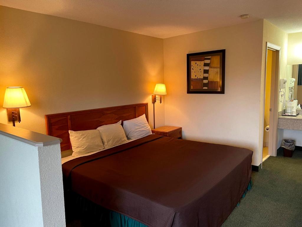 Travelers Inn & Suites - Image 7