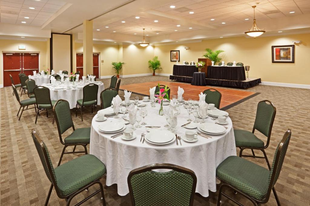 Holiday Inn Hotel & Suites Beaufort at Highway 21 by IHG - Image 7