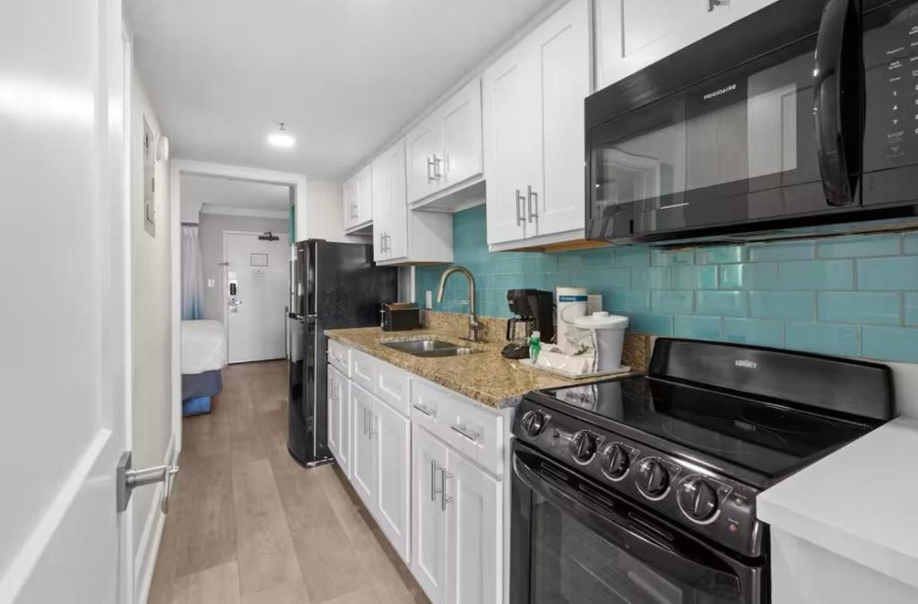 Grande Cayman 1BR Penthouse Patio Oceanfront Views - Image 5