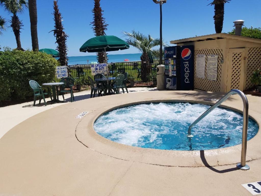 Hot Tub (Jacuzzi) - Photo 2