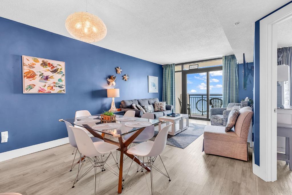 Enjoy Winter! Indoor Hot Tub - Heated Pool - Lazy Rivers - King Bed - Image 8