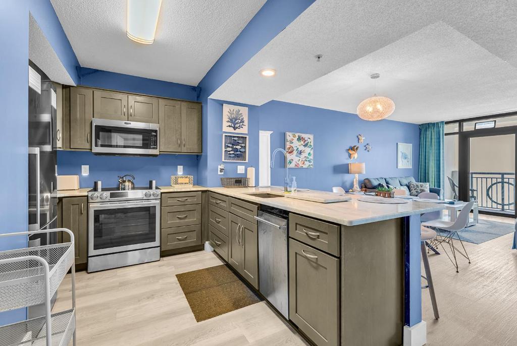 Enjoy Winter! Indoor Hot Tub - Heated Pool - Lazy Rivers - King Bed - Image 7