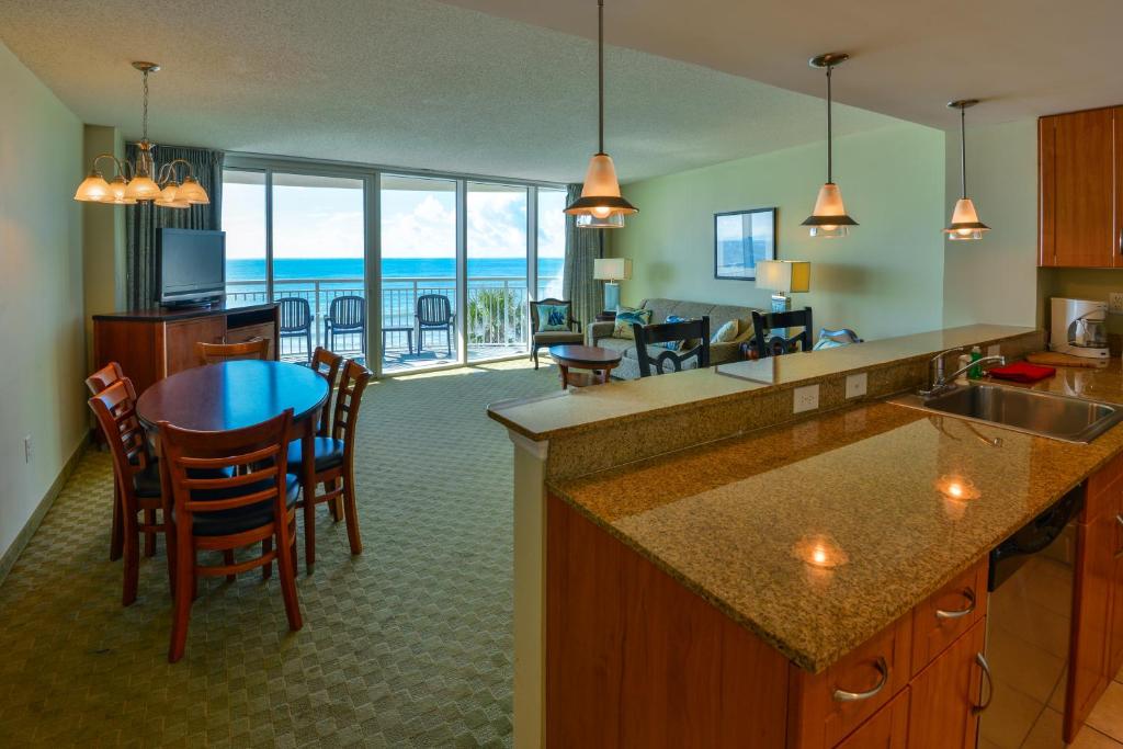 Deluxe Ocean Front Two-Bedroom Condo in Sandy Beach Resort - Image 5