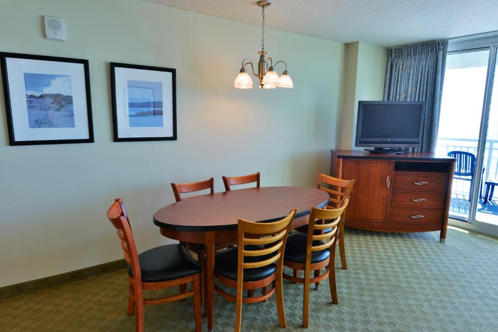 Deluxe Ocean Front Two-Bedroom Condo in Sandy Beach Resort - Image 6