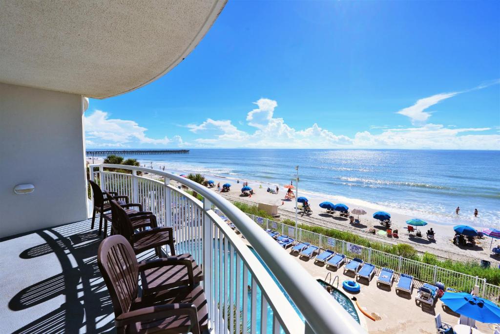Deluxe Ocean Front Two-Bedroom Condo in Sandy Beach Resort - Image 7