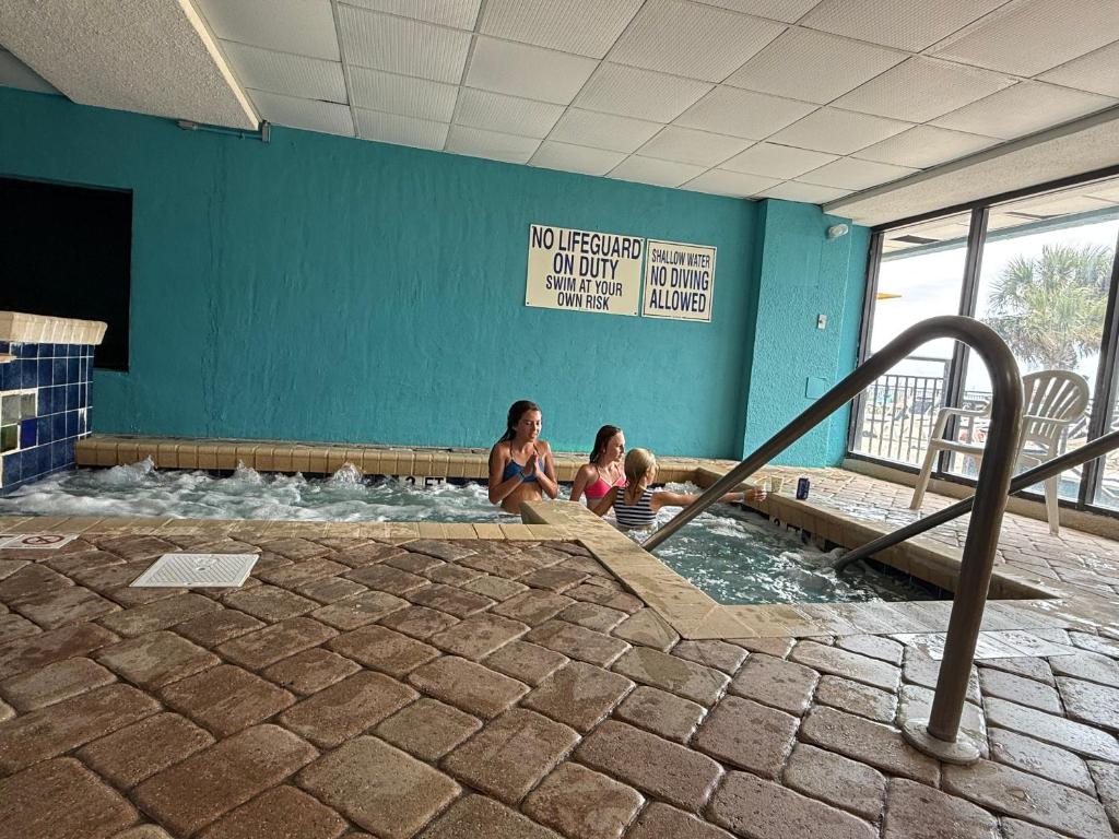 Hot Tub (Jacuzzi) - Photo 2