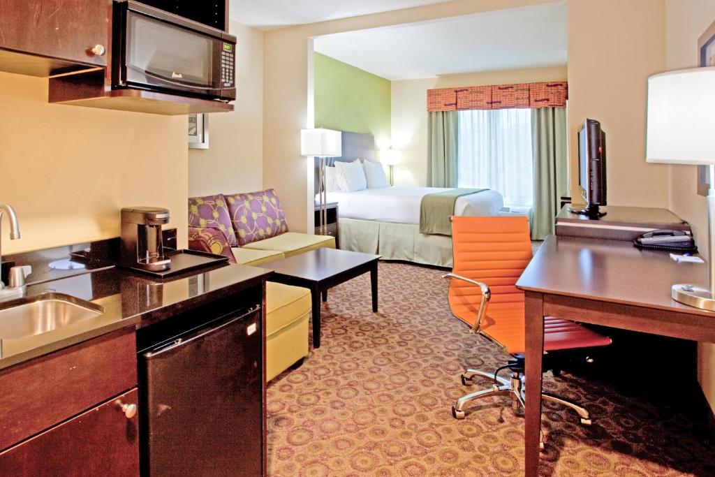 Holiday Inn Express Hotel & Suites Clemson - University Area by IHG - Image 4