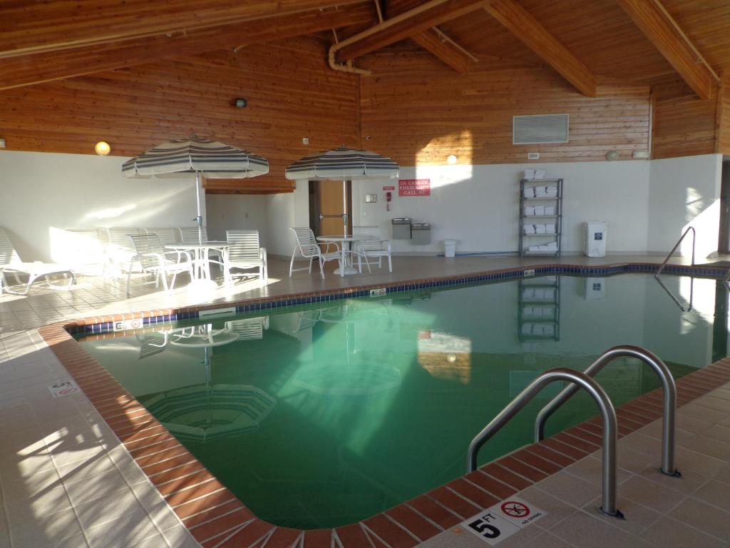 AmericInn by Wyndham Madison SD - Image 4