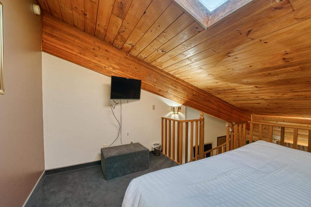 Super 8 by Wyndham Sturgis - Image 4