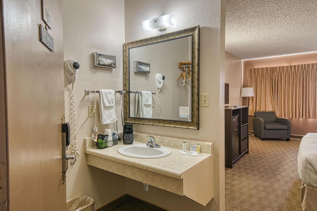 Super 8 by Wyndham Sturgis - Image 5