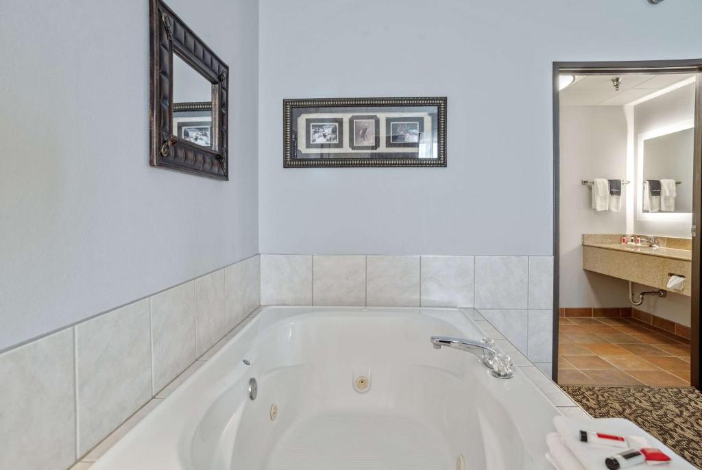 Elevation Inn & Suites, Trademark Collection by Wyndham