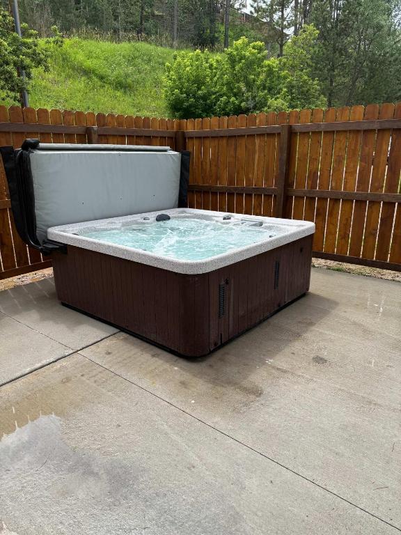 Hot Tub (Jacuzzi) - Photo 3