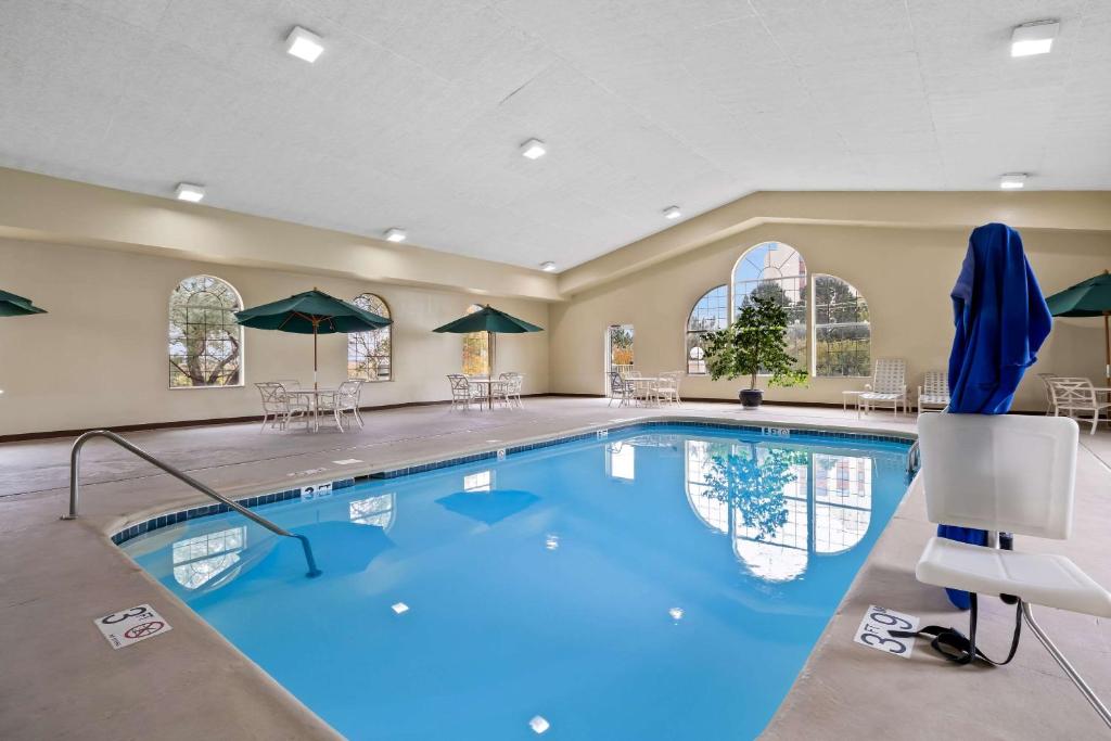 Quality Inn near Monument Health Rapid City Hospital - Image 4